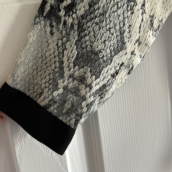 Zara Basic Women’s V Neck Snakeskin Black & Grey Blouse - Picture 3 of 7